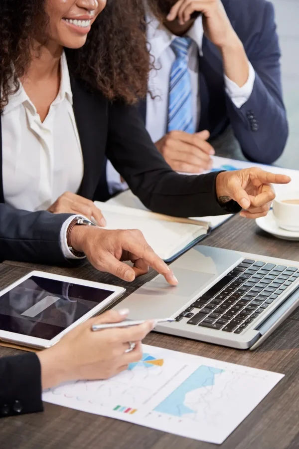 cortar-empresarios-usando-laptop_11zon
